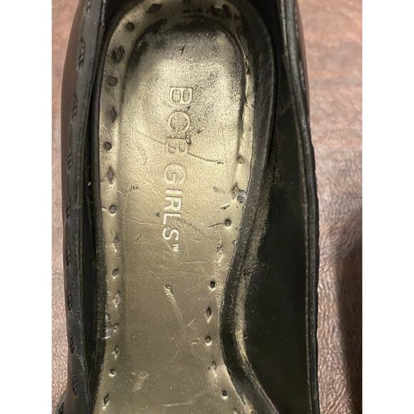 Y2K BCBGirls Black Kitten Heel Pumps with Buckle Detail - Picture 4 of 13